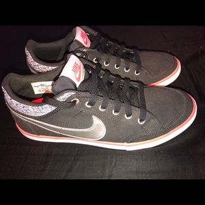 Pink and Black Nike shoes! 💝